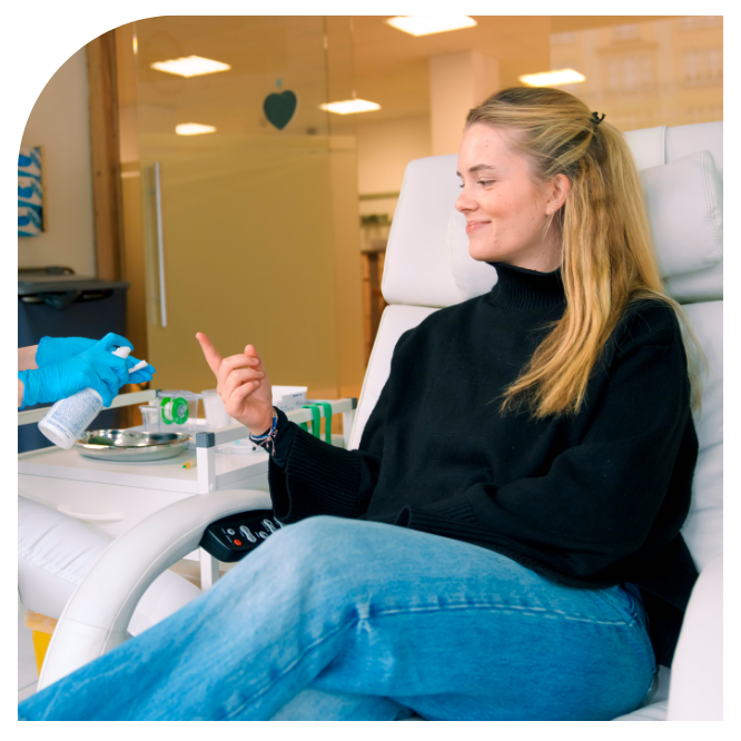 Beauty Infusion Dresden Kundenerfahrung Kundin entspannt bei Beauty Infusion Dresden – professionelle Behandlung durch HeyDay Team.